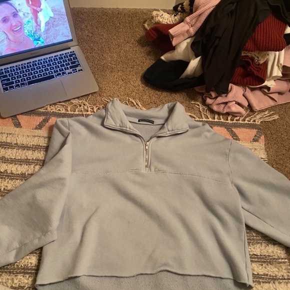 brandy melville cropped half zip - Picture 2 of 3